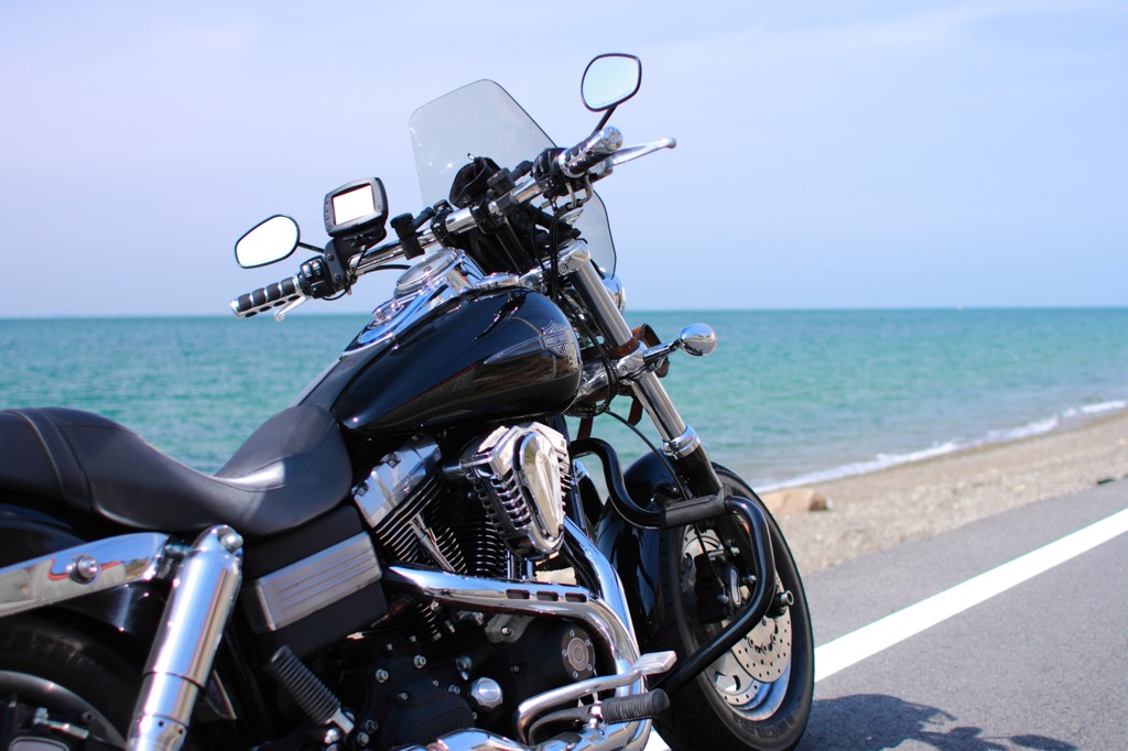 青い海と黒いオートバイ