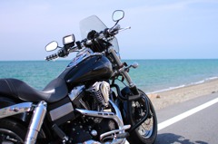 青い海と黒いオートバイ