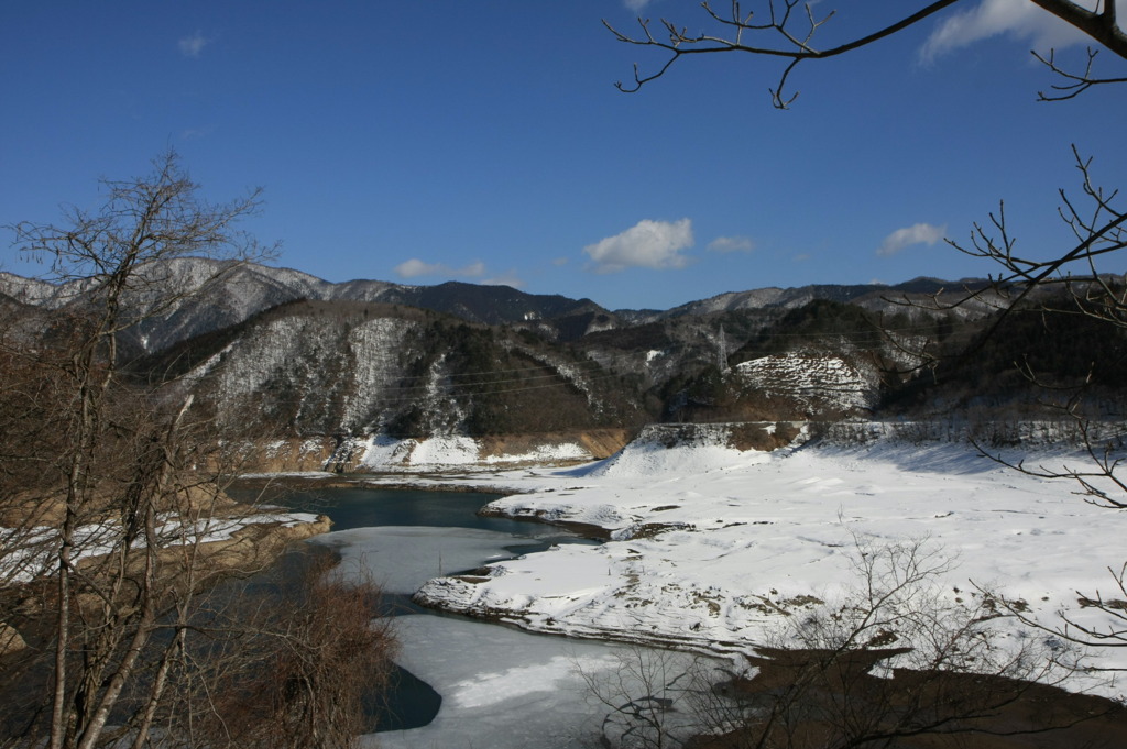 凍る川