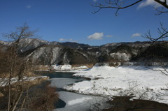 凍る川