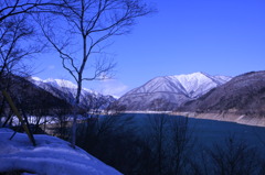 川と雪山