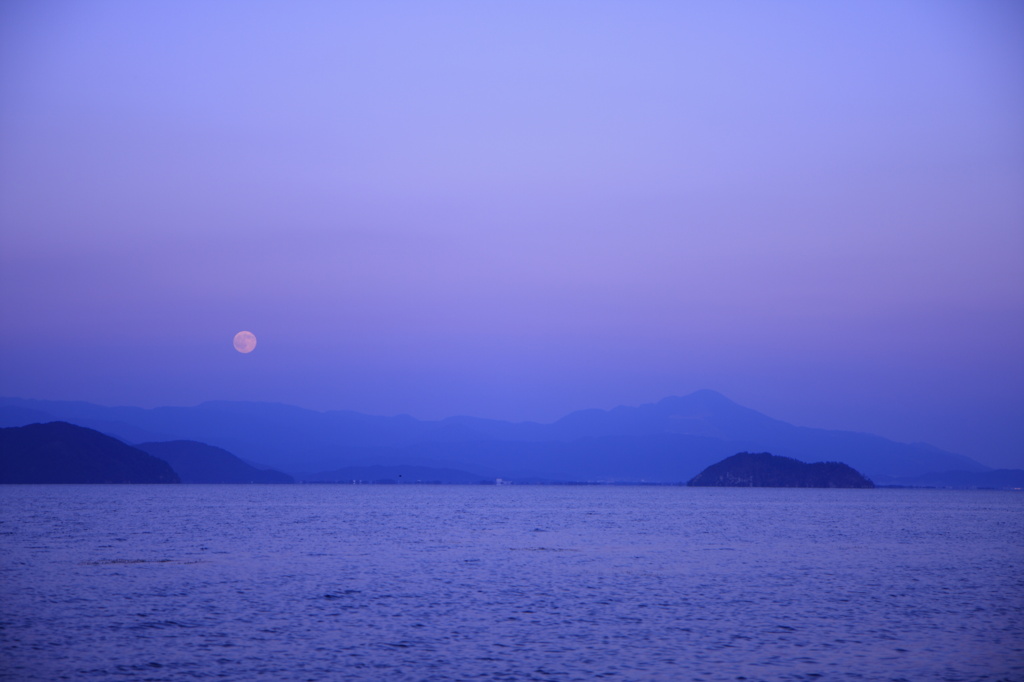 月が見える湖