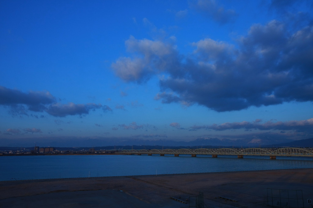 早朝の川