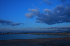 早朝の川