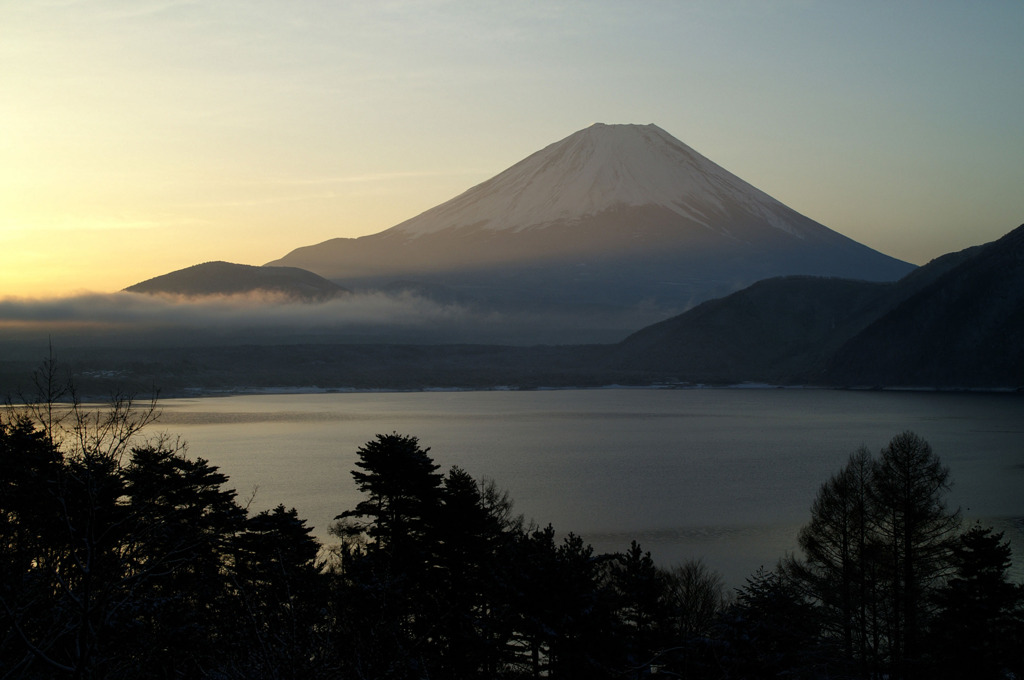 １月本栖湖 日の出
