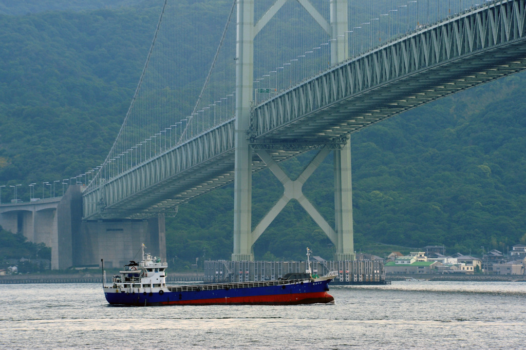 明石海峡を航行する貨物船