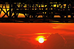 架橋を潜る夕日