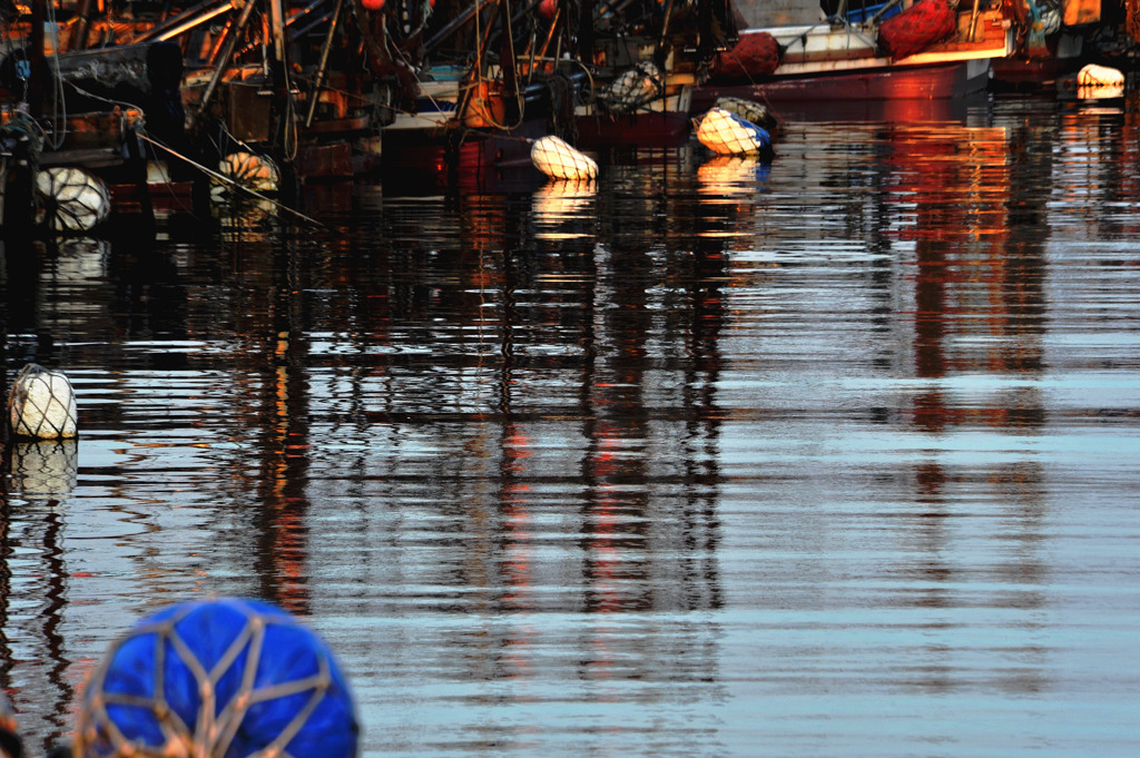 夕日に染まる舟溜り