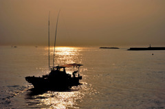 夕日の漁師舟