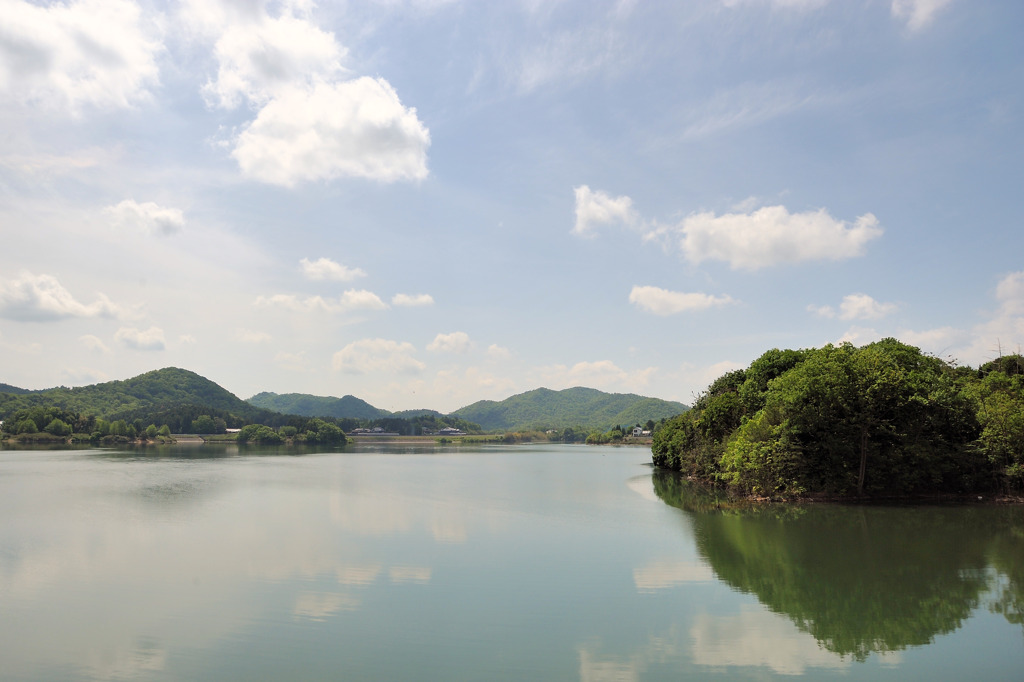 鏡のダム湖