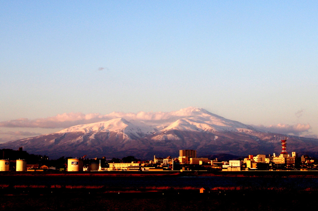 鳥海山の麓