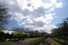 川に沿って