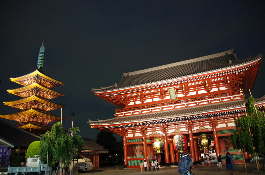 浅草寺の宝物殿と五重の塔