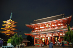 浅草寺の宝物殿と五重の塔