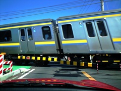 auW61CA 踏み切り