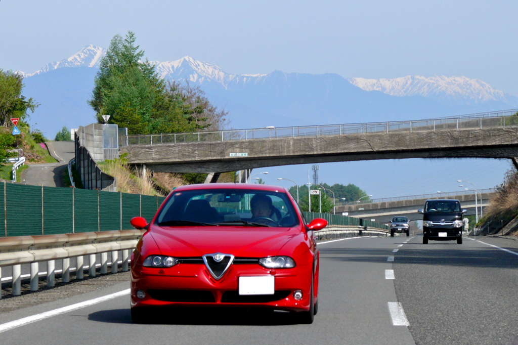 アルプスを背に