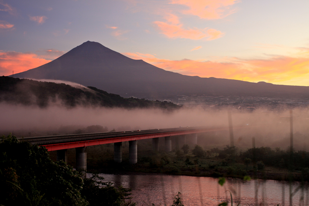 富士川の夜明け