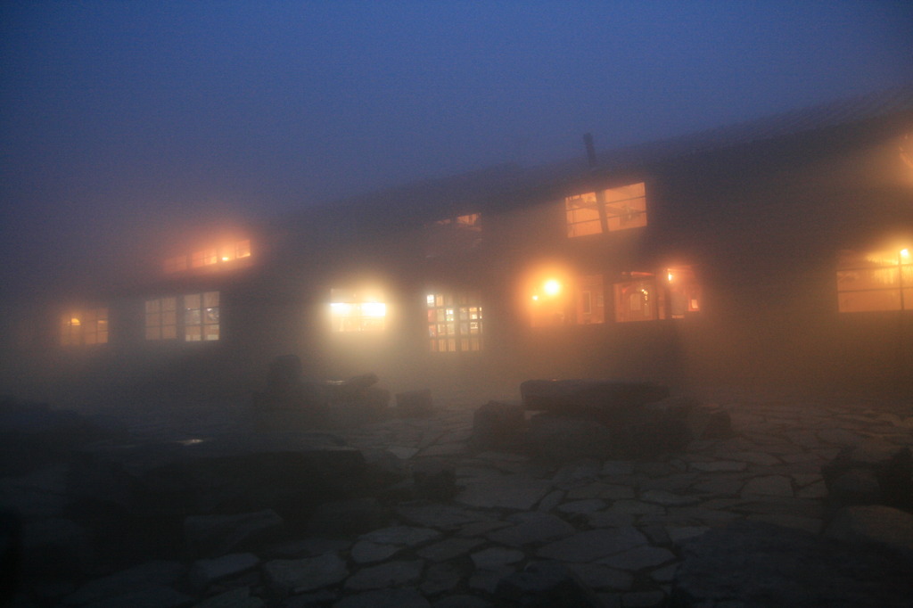 雨夜の山小屋