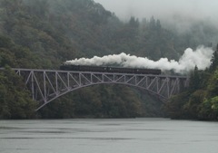 雨中の白煙