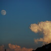 夕日の　はんたいがわに　うかぶ月