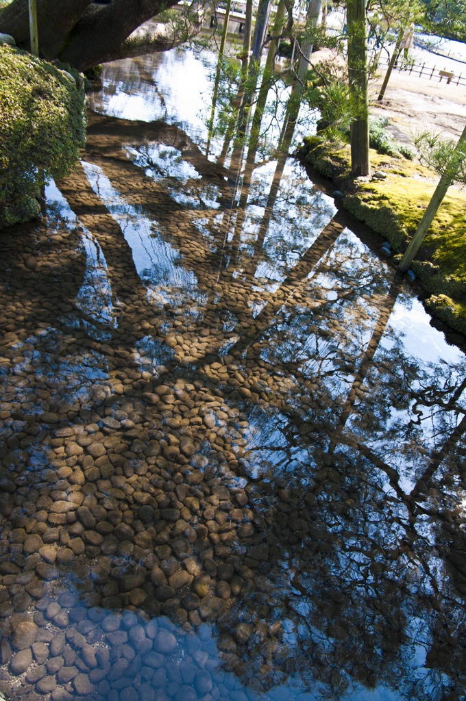 兼六園・川面に写る