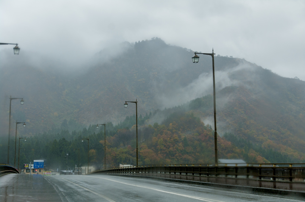 雨に咽ぶ