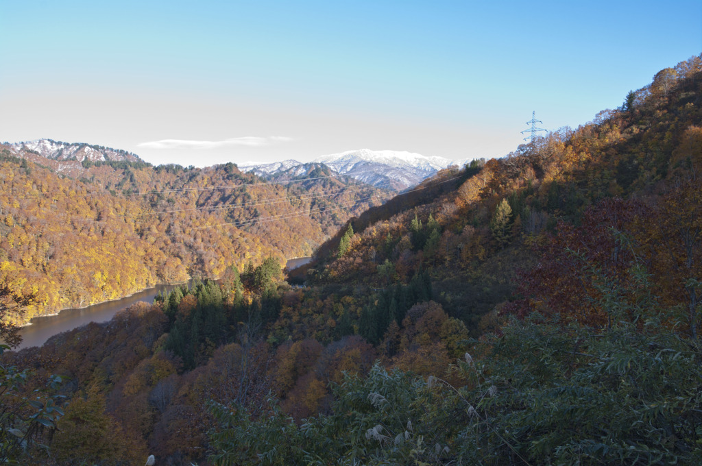 日の陰った山並み