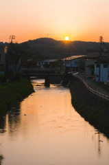 夕日に染まる