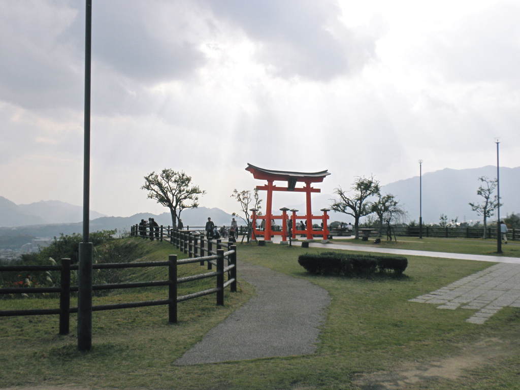 「鳥居に後光が差す」