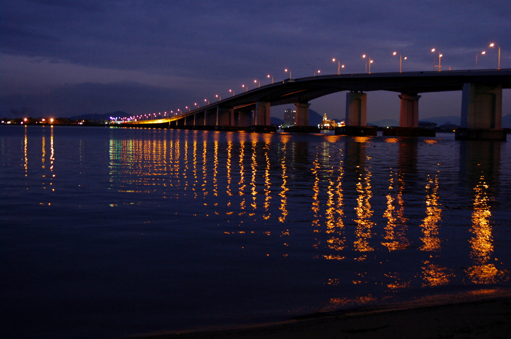 琵琶湖大橋　冬の夕暮れ