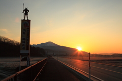 朝日に輝く浅井三姉妹街道