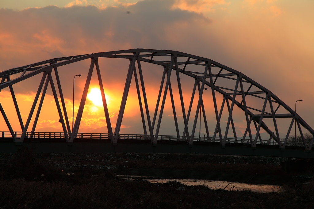 夕焼けに染まるアーチ橋
