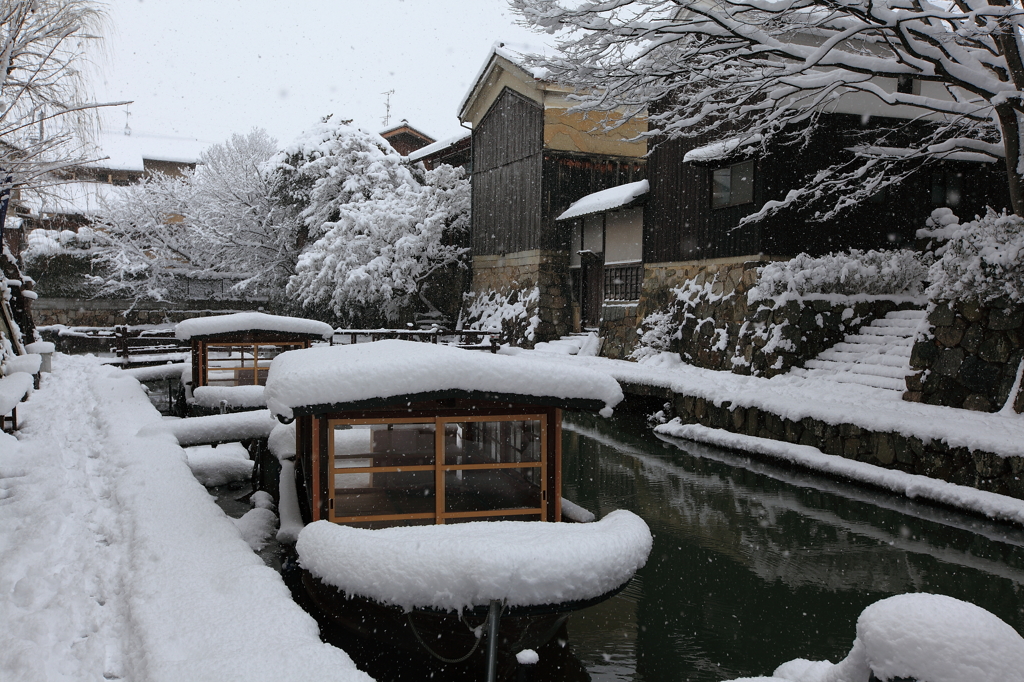雪の積もった屋形船