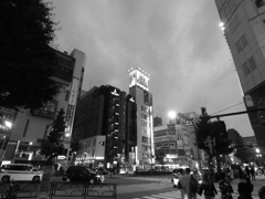 新宿　深夜　ビル群