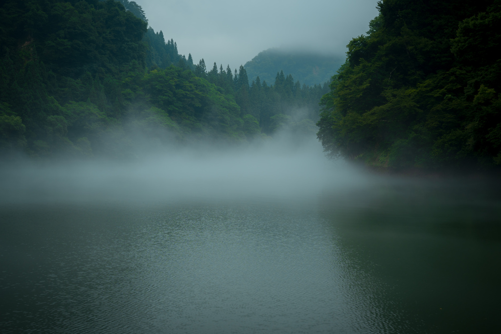 早朝の只見川