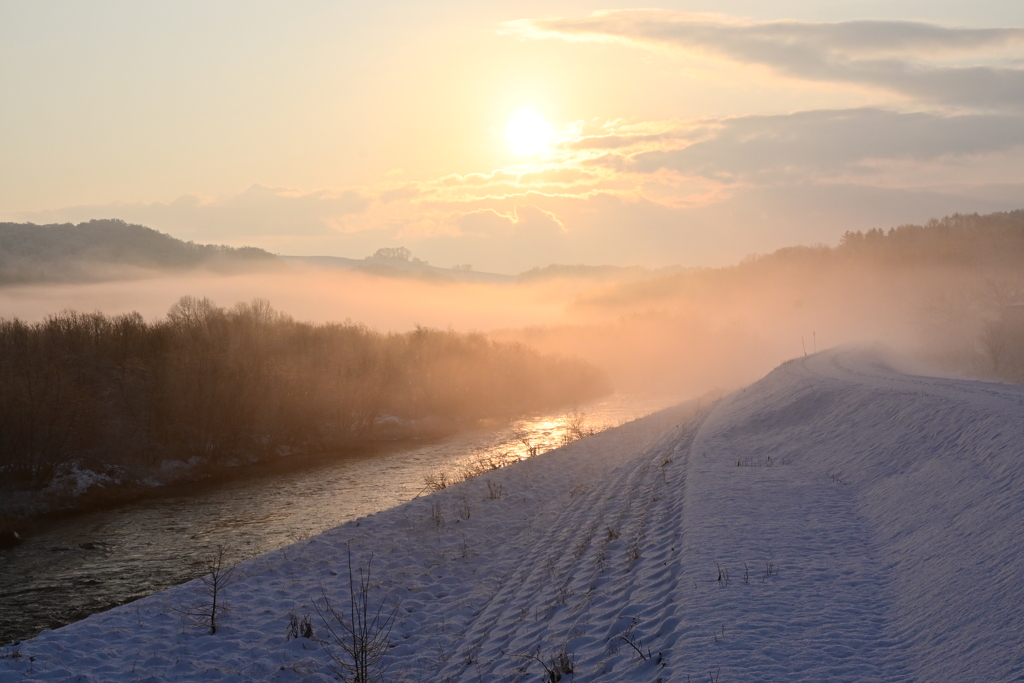 「朝陽と川と川霧」