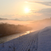 「朝陽と川と川霧」