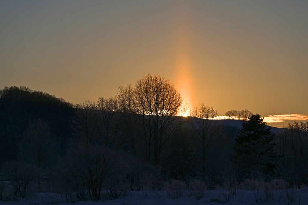 「日の出とサンピラー」