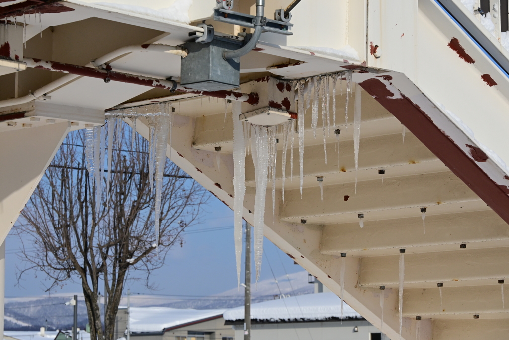 「歩道橋の氷柱」