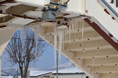 「歩道橋の氷柱」
