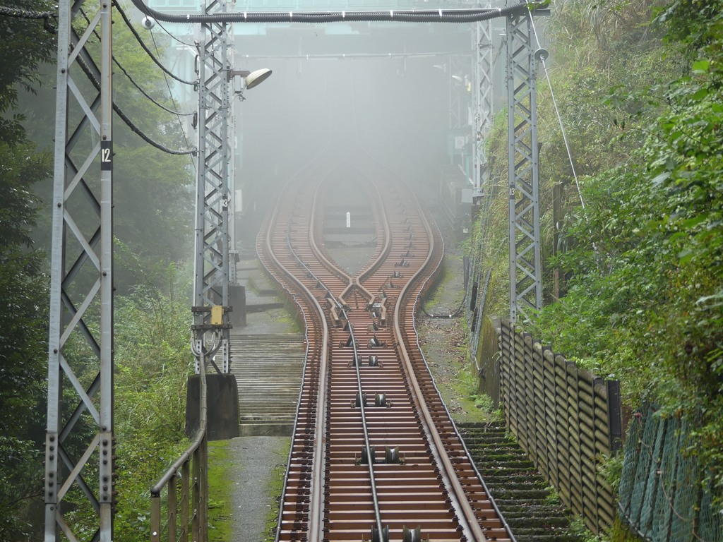 霧の大山ケーブルカー
