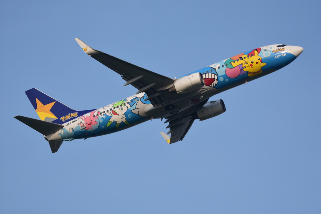 スカイマークピカチュウジェット　羽田イノベーションシティー足湯デッキから