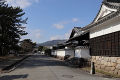 日出の街
