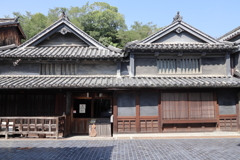 重厚な家