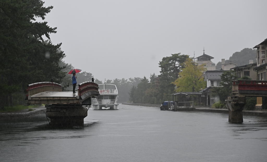 雨の廻旋橋