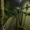 続く