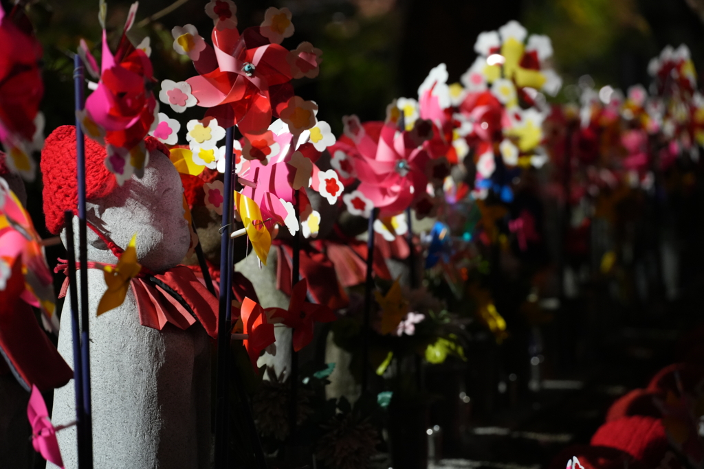 カラカラと風車子育地蔵