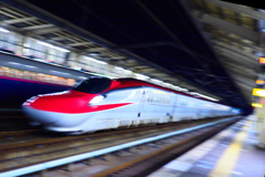 こまちはやぶさ編成の通過（夜の福島駅）
