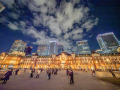 高層ビルを従える東京駅