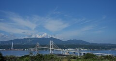 風を抱く橋
